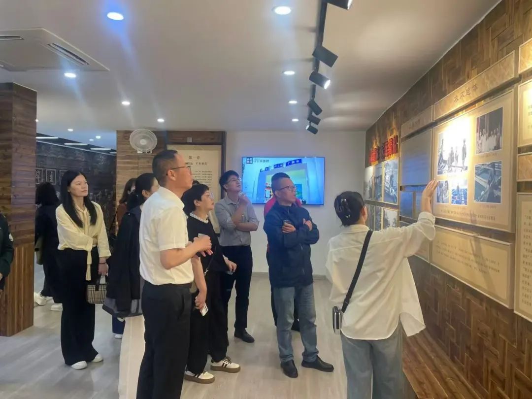 【亚美AM8AG风范】市亚美AM8AG公司下属企业团结开展“沿着足迹学头脑悟伟力”主题党日暨现场学习运动